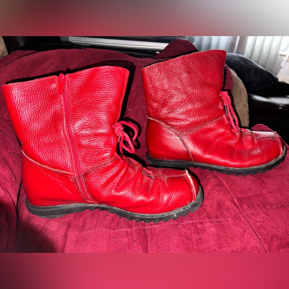 Red boots - Picture 3 of 6